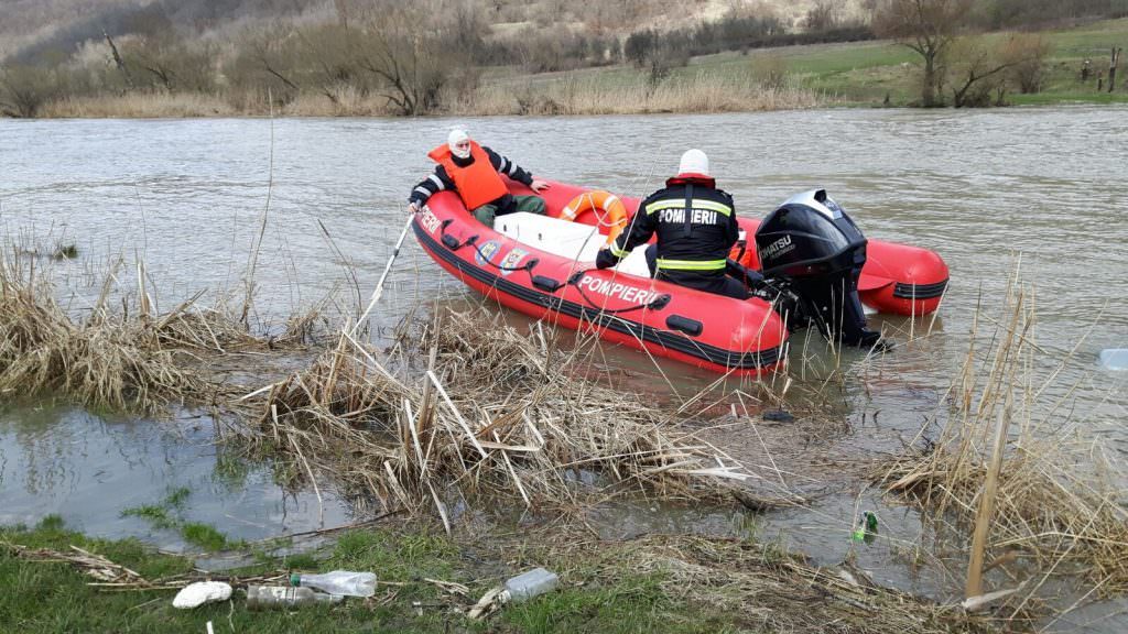 update foto pompierii caută un bărbat căzut în olt