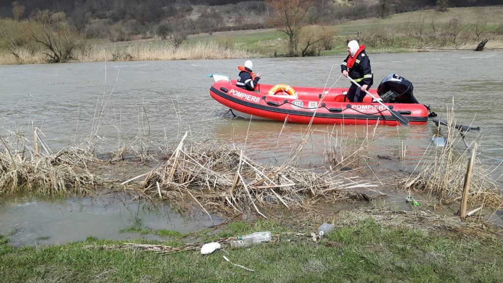 update foto pompierii caută un bărbat căzut în olt