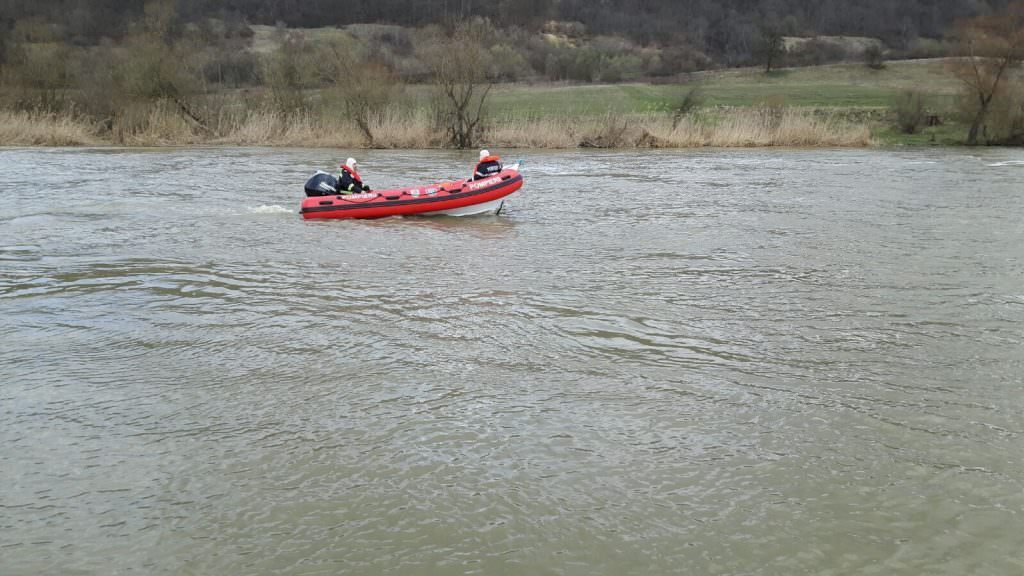 update foto pompierii caută un bărbat căzut în olt