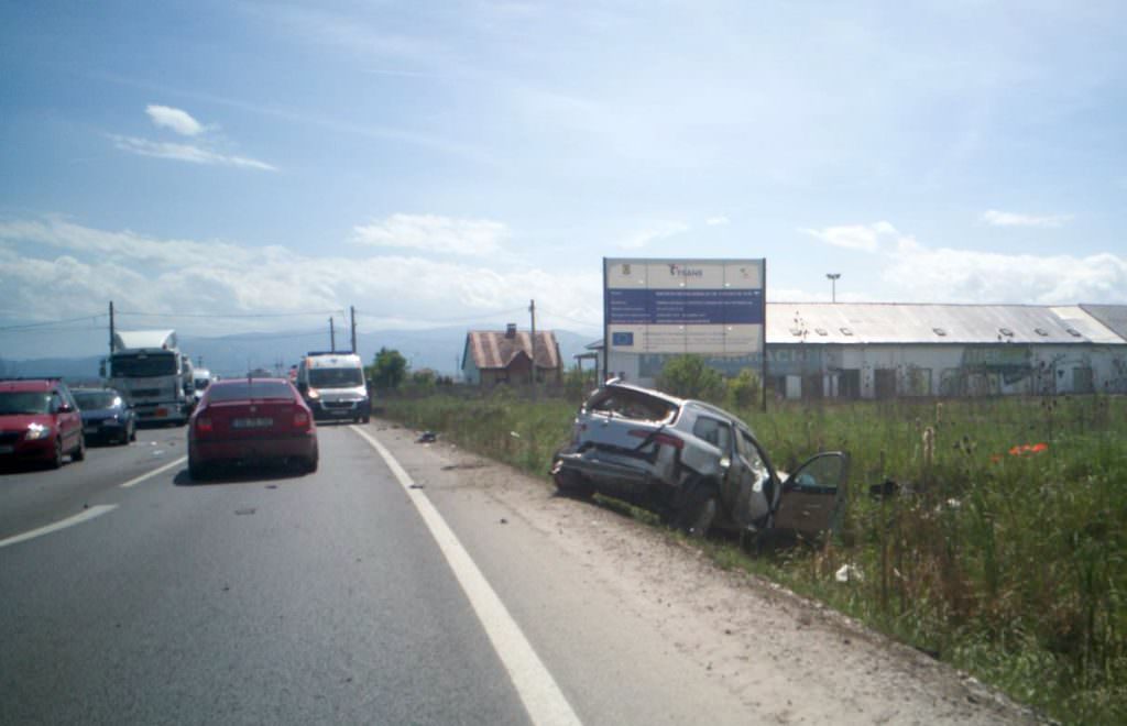 foto – accident cu trei răniți la ieșire din sibiu spre mediaș