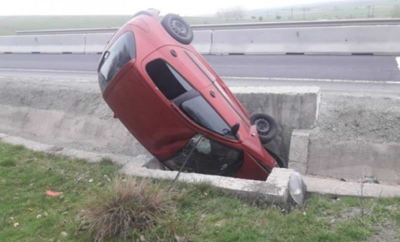 FOTO - Șoferiță din Sibiu, accident spectaculos aproape de Brașov