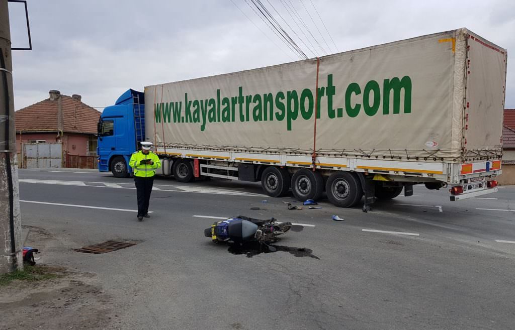 foto – scuter lovit de un tir la tălmaciu. un bărbat este rănit