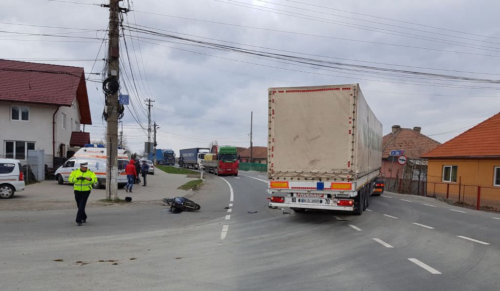 foto – scuter lovit de un tir la tălmaciu. un bărbat este rănit