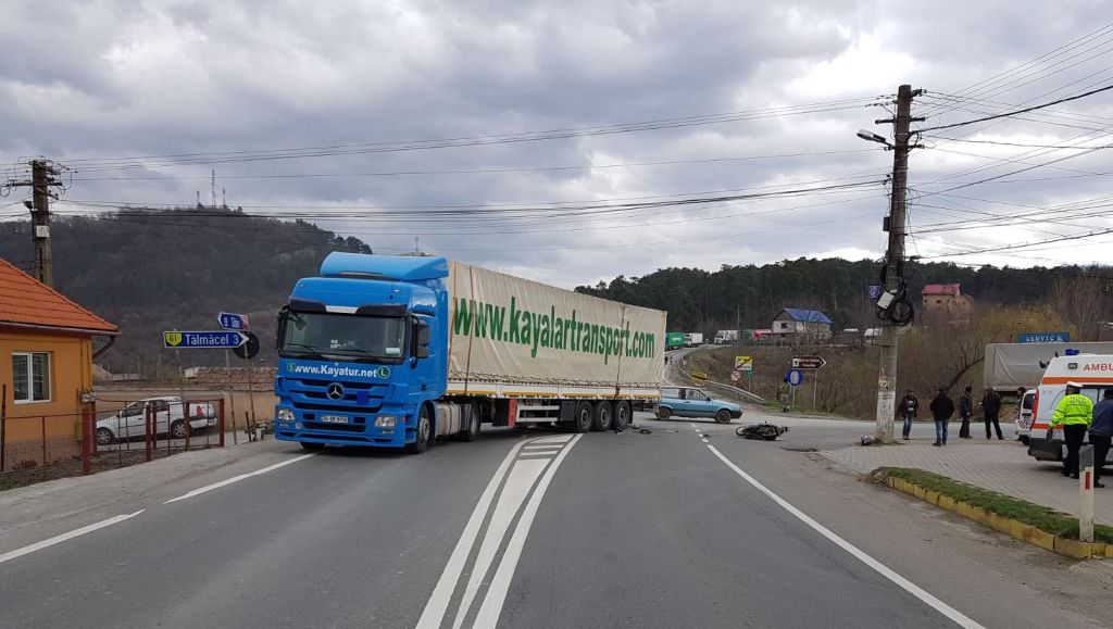 foto – scuter lovit de un tir la tălmaciu. un bărbat este rănit