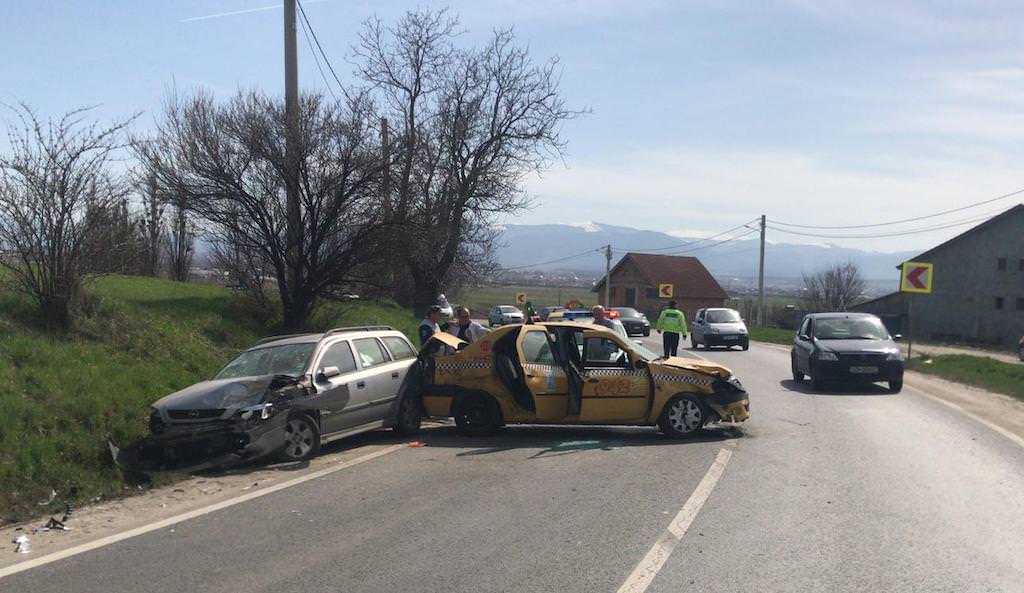 foto - accident la șura mare. un taxi implicat și o persoană rănită