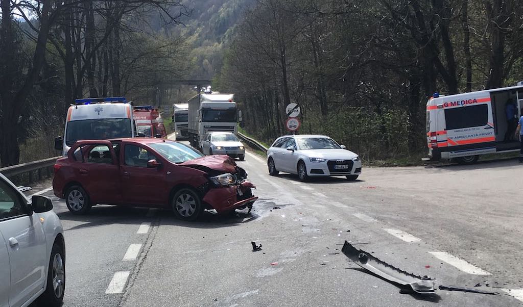 foto - accident pe valea oltului. două persoane rănite