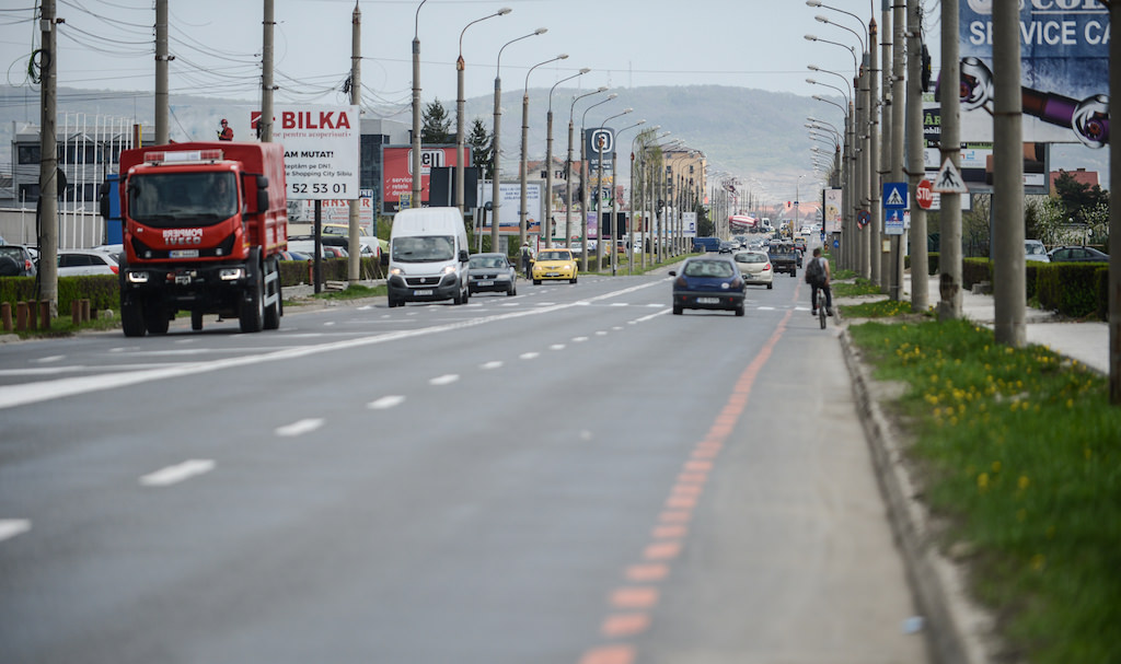 video - începe amenajarea culoarului pentru delegațiile de la summit pe șoseaua alba iulia din sibiu