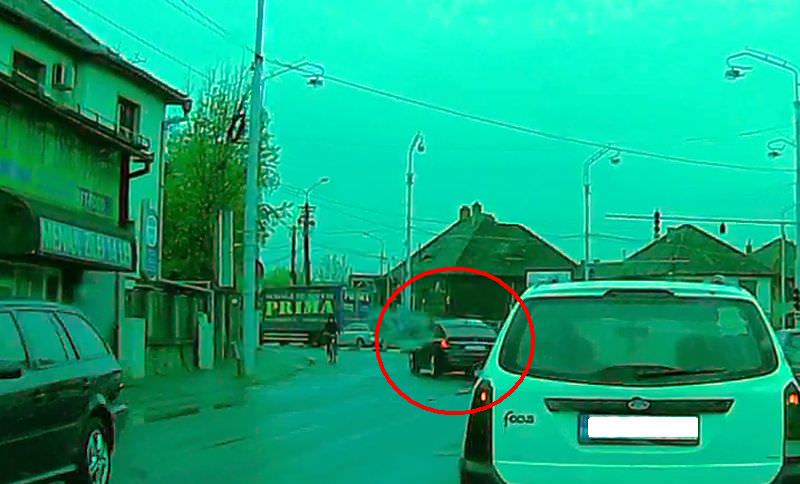 video foto inconștient la volanul unui bmw. pe contrasens în intersecție pe șoseaua alba iulia