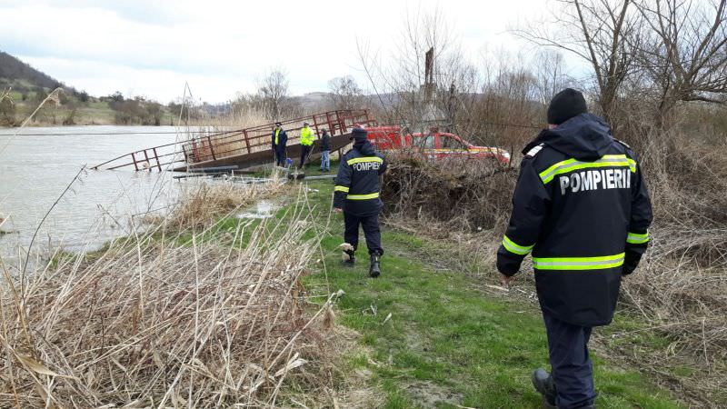 update foto pompierii caută un bărbat căzut în olt