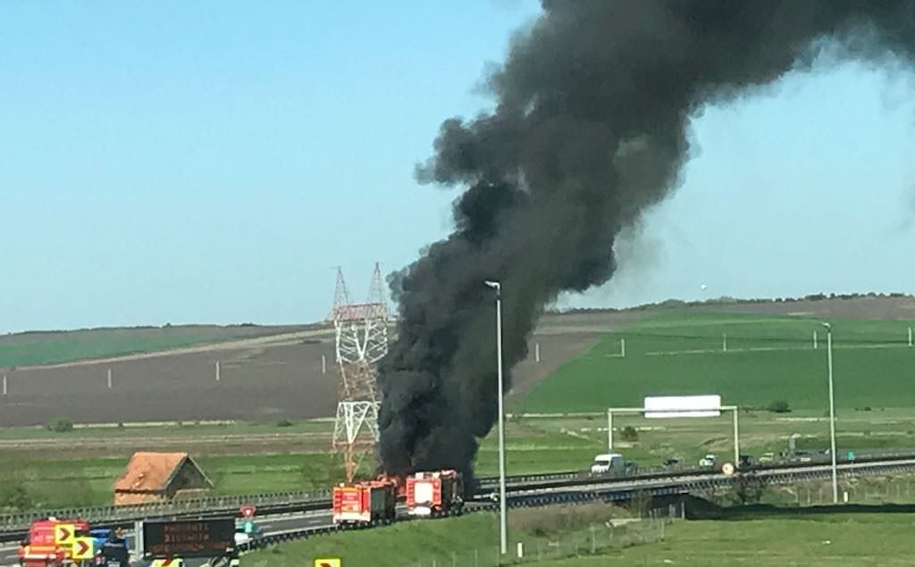 update video foto - cisternă în flăcări pe autostrada sibiu - orăștie. arde ca o torță