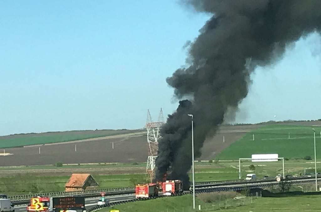 update video foto - cisternă în flăcări pe autostrada sibiu - orăștie. arde ca o torță