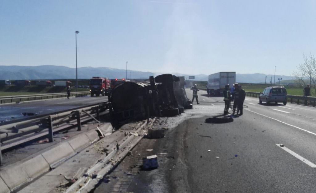 update video foto - cisternă în flăcări pe autostrada sibiu - orăștie. arde ca o torță