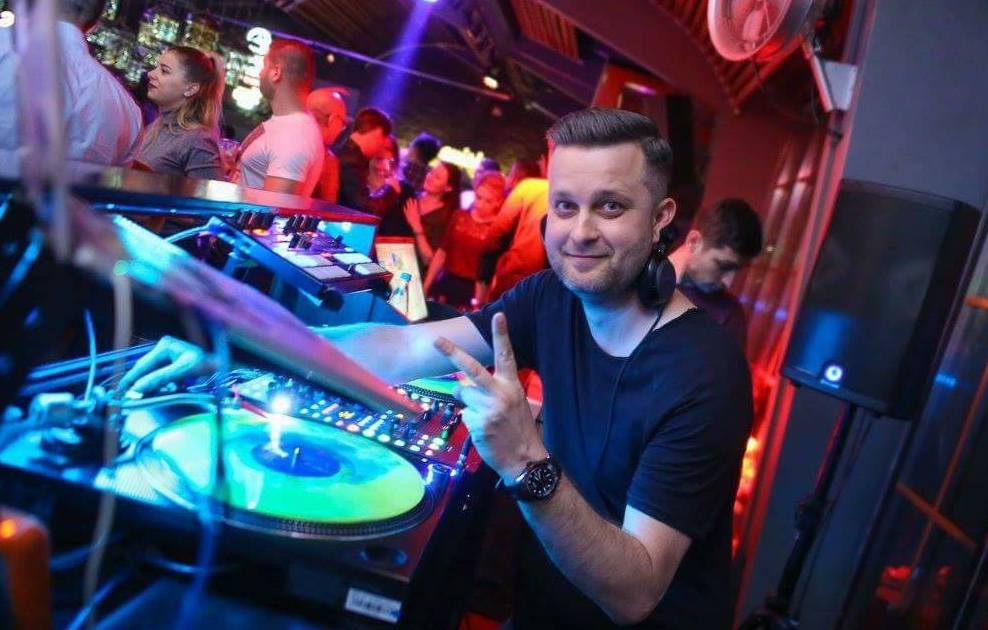 mega party la cotton pub. vine unul din cei mai buni dj din românia