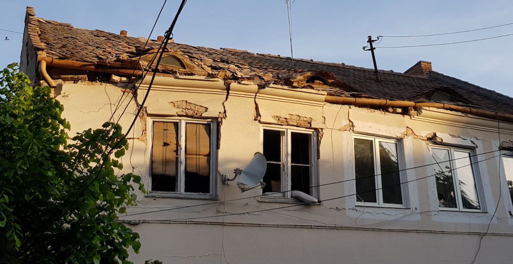 foto - explozie la o casă din sibiu. o femeie a fost rănită