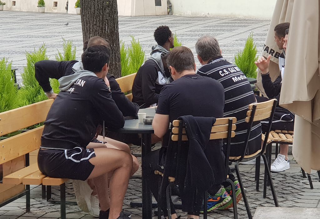 foto - medieșenii s-au relaxat în centru înainte de meciul cu fc hermannstadt