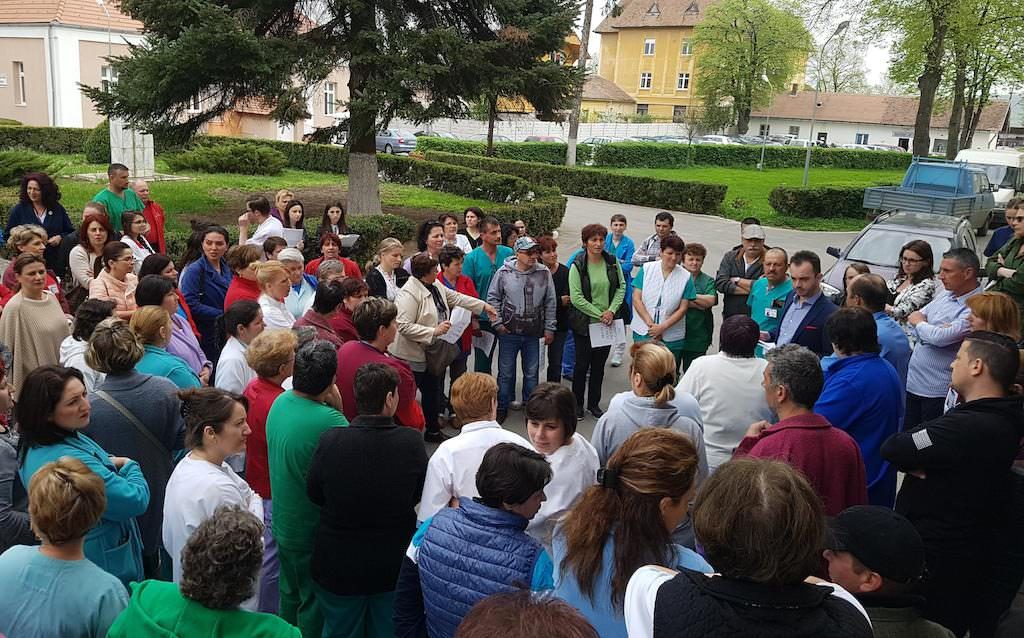 foto - protest la spitalul de psihiatrie. peste 100 de angajați nemulțumiți