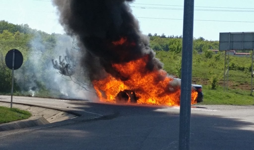 foto - mașină în flăcări la ieșirea din șelimbăr pe dn1