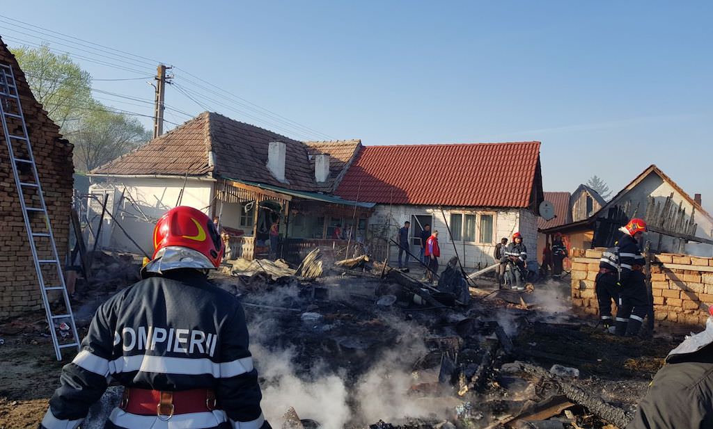 Incendiu la o casă din halta CFR de la Sebeș Olt