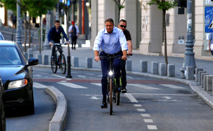 foto - președintele klaus iohannis s-a dus cu bicicleta la serviciu