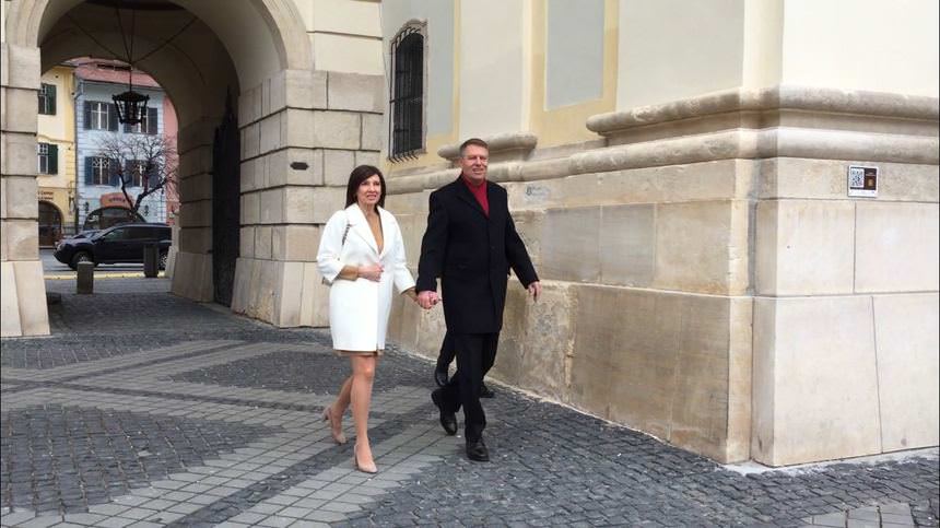 video - președintele iohannis la slujba de florii în centrul sibiului