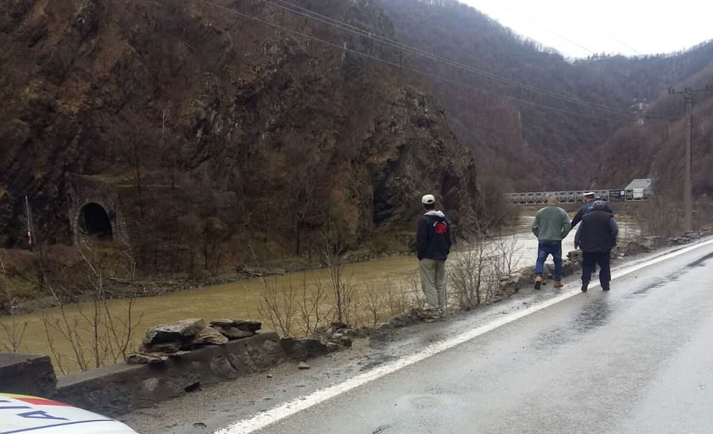 video foto mașină căzută în râu pe valea oltului. două persoane au murit înecate