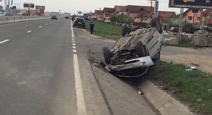 foto - accident cu patru răniți la șelimbăr. o mașină răsturnată