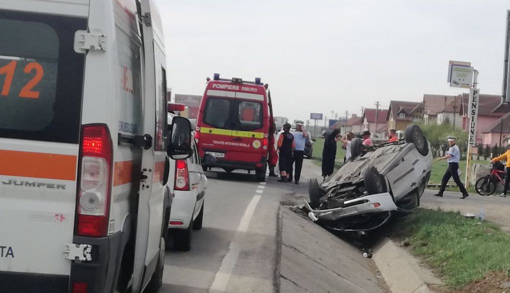 foto - accident cu patru răniți la șelimbăr. o mașină răsturnată