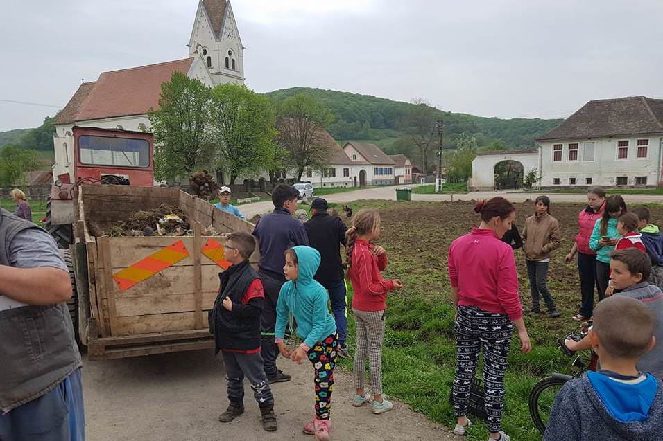 FOTO - Gest demn de urmat. La Prod sătenii au făcut curățenie generală