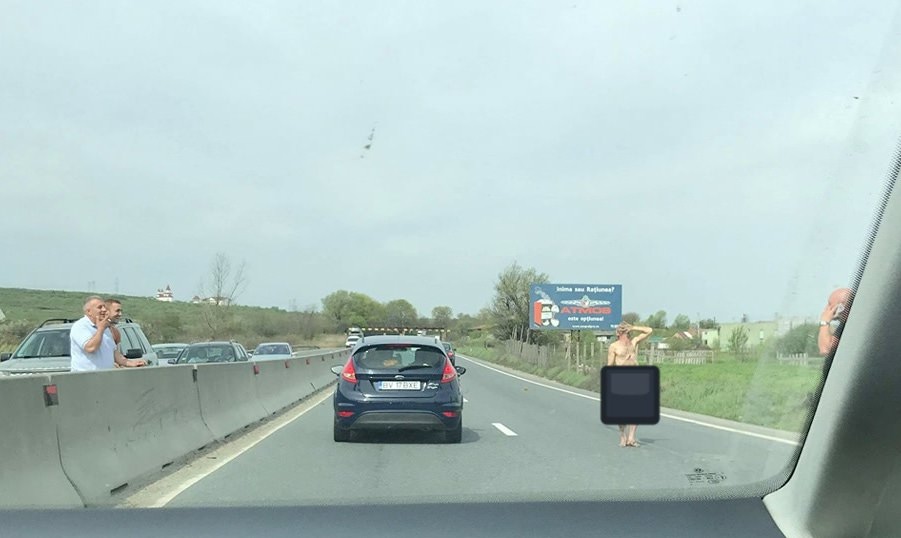 foto - un bărbat merge dezbrăcat pe dn1 la veștem. e gol-goluț!