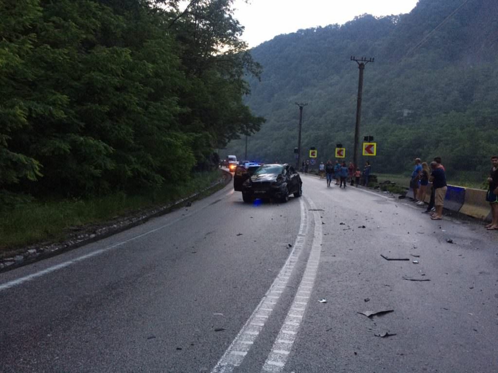 trafic blocat pe valea oltului la brezoi. un tir a derapat pe contrasens