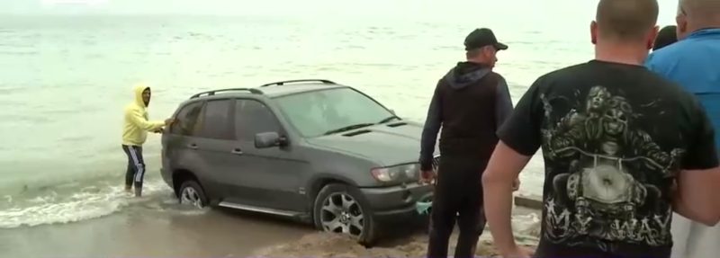 Video - Mașină blocată de plajă de un teribilist