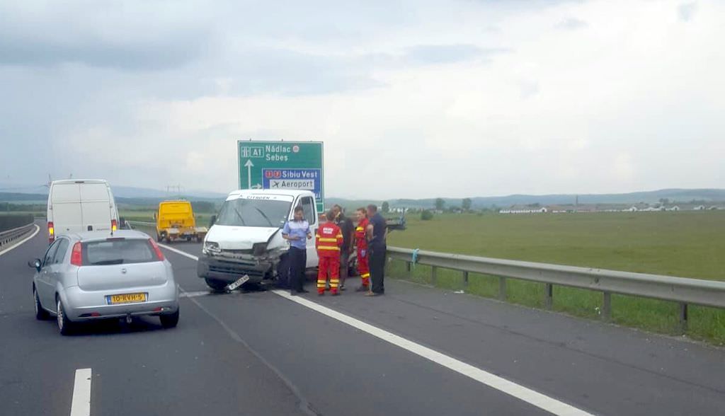 FOTO - Accident pe autostradă la ieșirea dinspre Ocna Sibiului