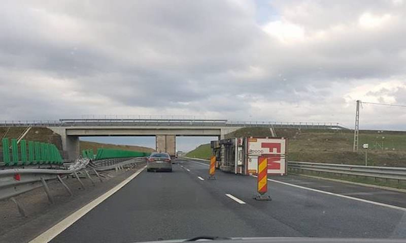 foto - tir răsturnat pe autostrada a1 între sibiu și deva