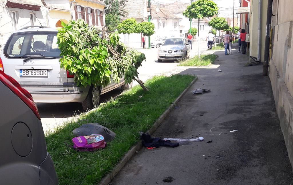 FOTO de la accidentul mortal din Cisnădie - Fetița a fost lovită în plin în timp ce se juca