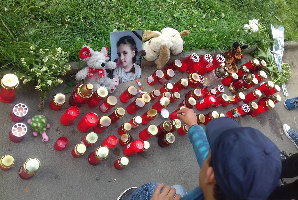 foto - omagiu adus fetiției ucisă de o mașină la cisnădie. colegii au aprins lumânări