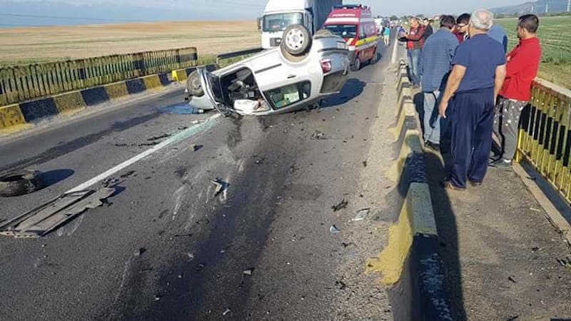 foto - accident mortal între sibiu și brașov. tamponare frontală între două mașini