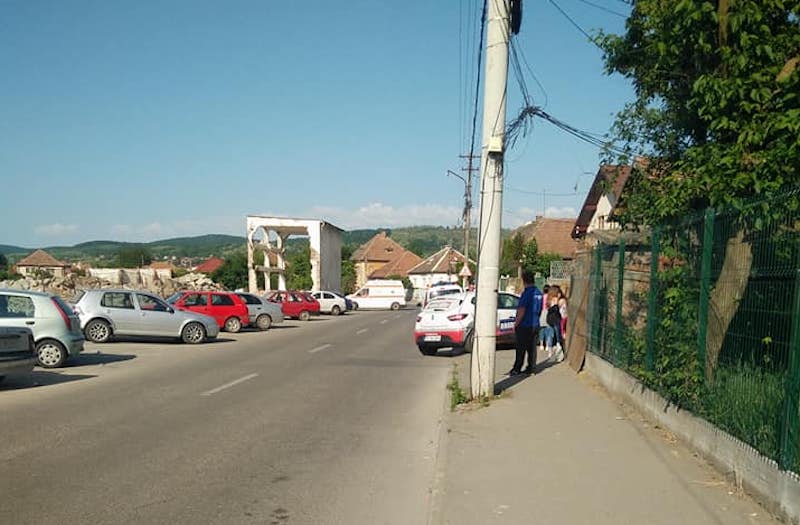 FOTO - Fetiță lovită de o mașină în timp ce traversa neregulamentar pe strada Lazaret