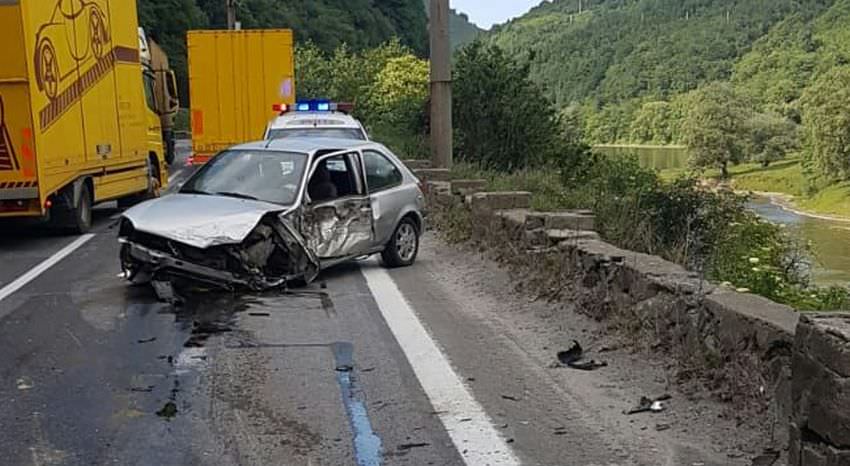 update video accident pe valea oltului – un tir și două mașini mici implicate