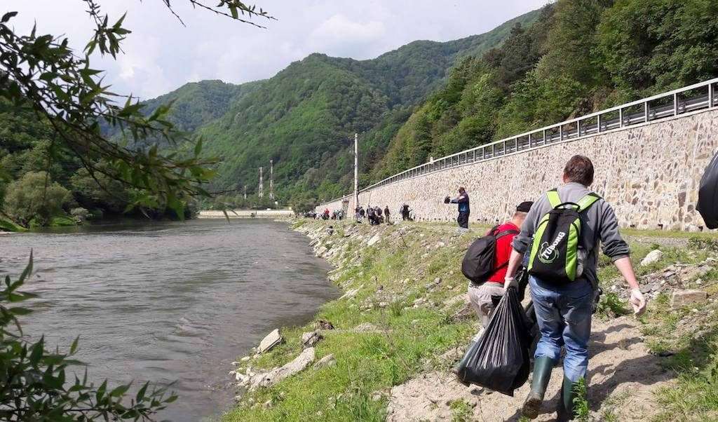 FOTO - Ecologizare pe Valea Oltului. Pescarii au strâns sute de saci cu gunoaie