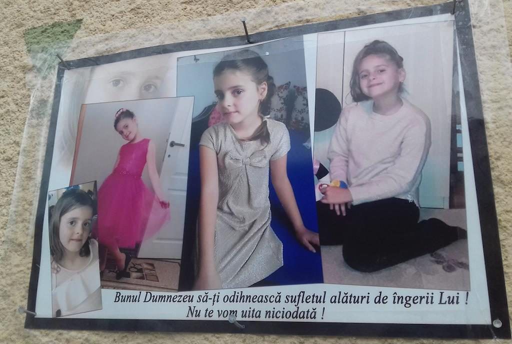 foto - omagiu adus fetiției ucisă de o mașină la cisnădie. colegii au aprins lumânări