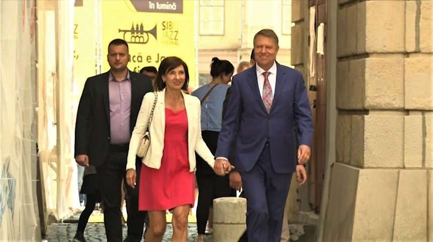 video - klaus iohannis la sibiu. a mers la biserică alături de prima doamnă