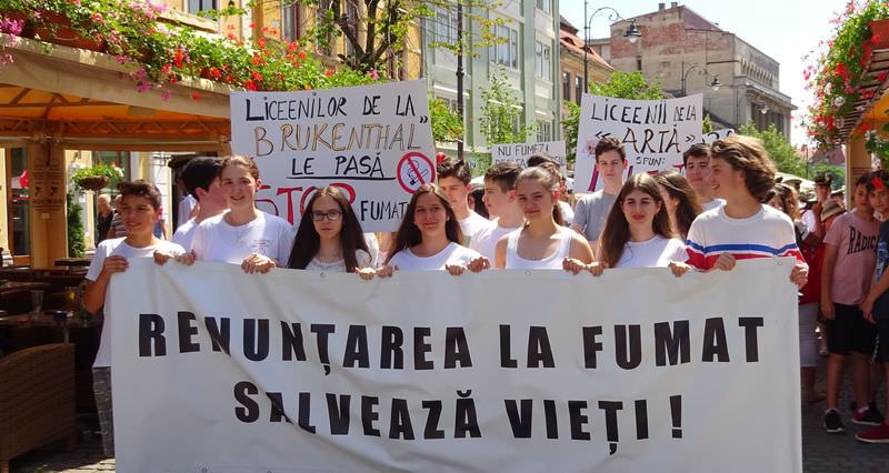 foto peste 300 de oameni la mașrul anti fumat de la sibiu. s-au dat mere contra țigări