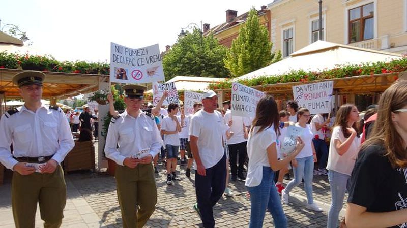 foto peste 300 de oameni la mașrul anti fumat de la sibiu. s-au dat mere contra țigări