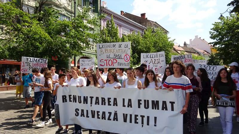 foto peste 300 de oameni la mașrul anti fumat de la sibiu. s-au dat mere contra țigări