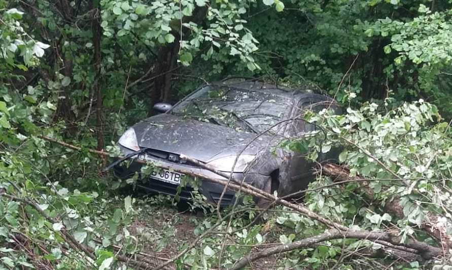 foto - mașină răsturnată într-o râpă pe dn1 - hula bradului