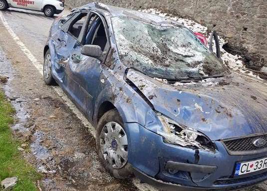 video foto mașini distruse de o avalanșă de pietre pe transfăgărășan