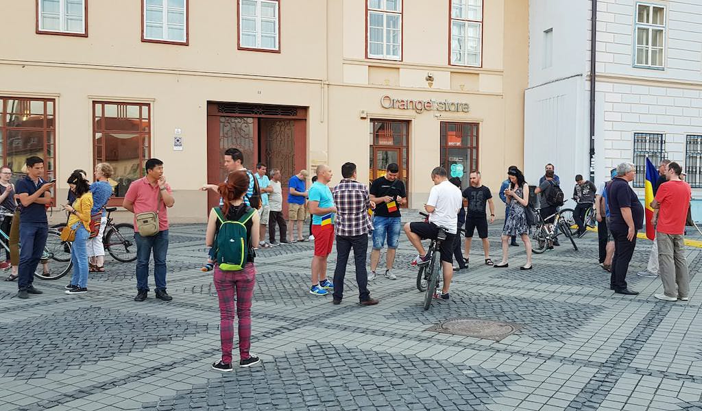 video foto protest de susținere pentru kovesi la sibiu. se mărșăluiește prin oraș