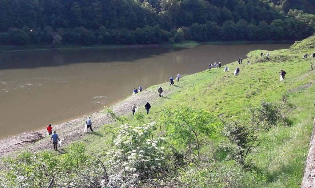 FOTO - Ecologizare pe Valea Oltului. Pescarii au strâns sute de saci cu gunoaie