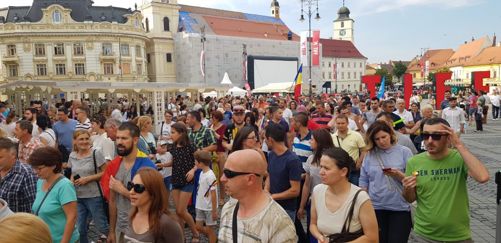 live video – foto peste 2.000 de sibieni în stradă - prima doamnă i-a salutat pe manifestanți