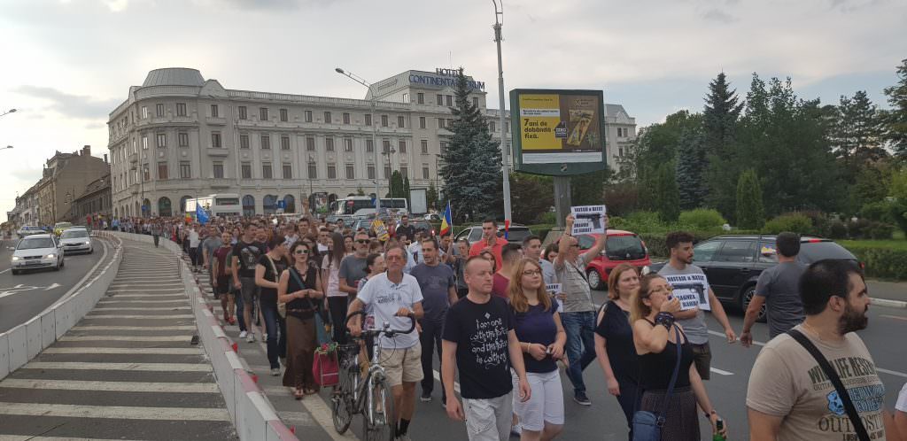 udate live video – foto sibienii protestează - peste 3.000 de oameni în stradă. ”stop joc, penalilor!”